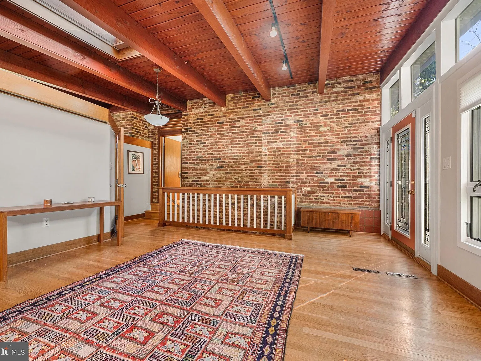 3 bed, 3.0 bath, 2462 sqft, $5,900 — Photo 3