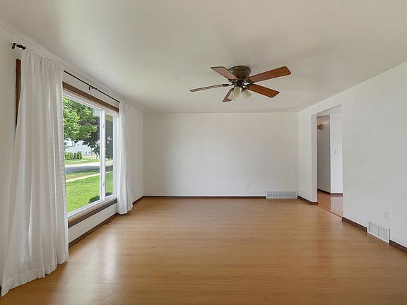 3rd image of 815 Ash St