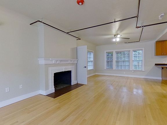 4th image of 998 Ferry Ln