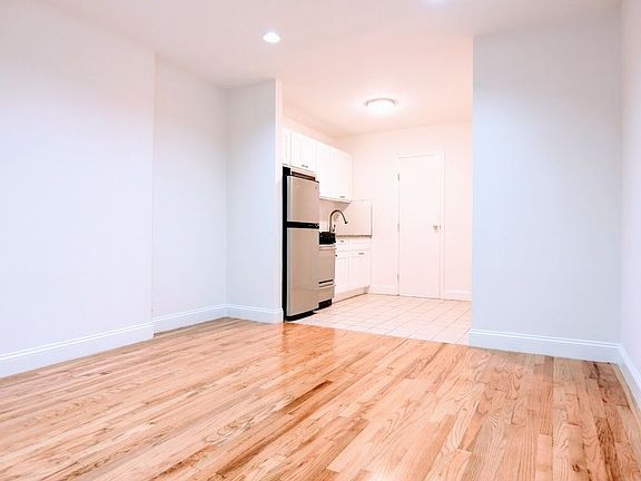 4th image of 326 E 74th St APT 19