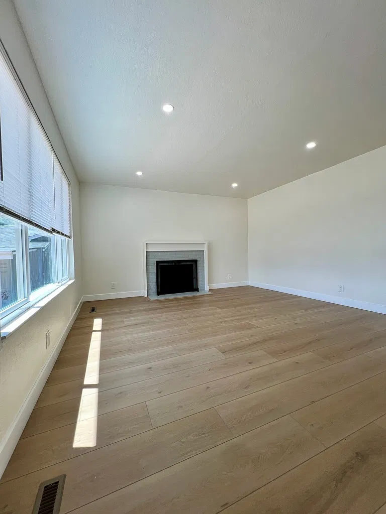 4 bed, 1302 sqft, $3,350 — Photo 2