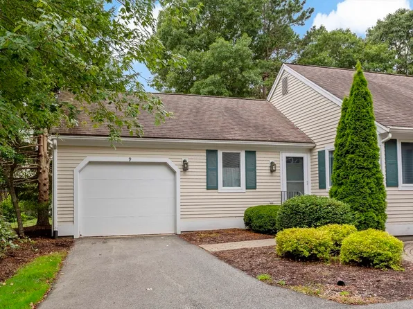 9 Friendship Ct Unit 9, Mashpee, MA 02649