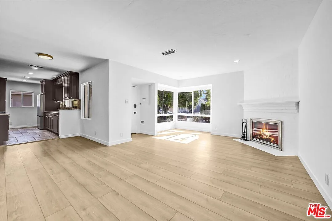 3 bed, 2.0 bath, 1357 sqft, $5,650 — Photo 3