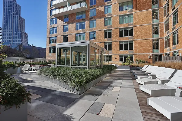 Rented by Red Apple Group | media 7