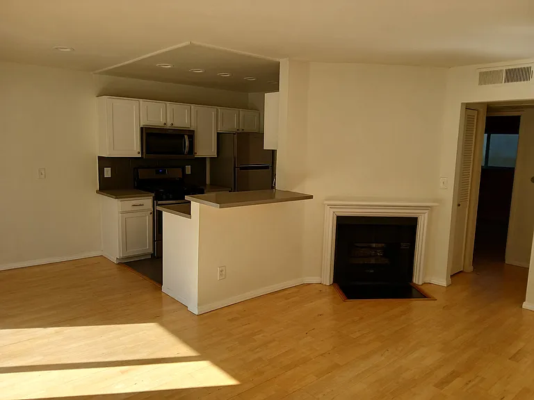 540 N Hayworth Ave #5 — Photo 4