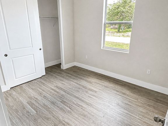 5th image of 597 Jasmine St