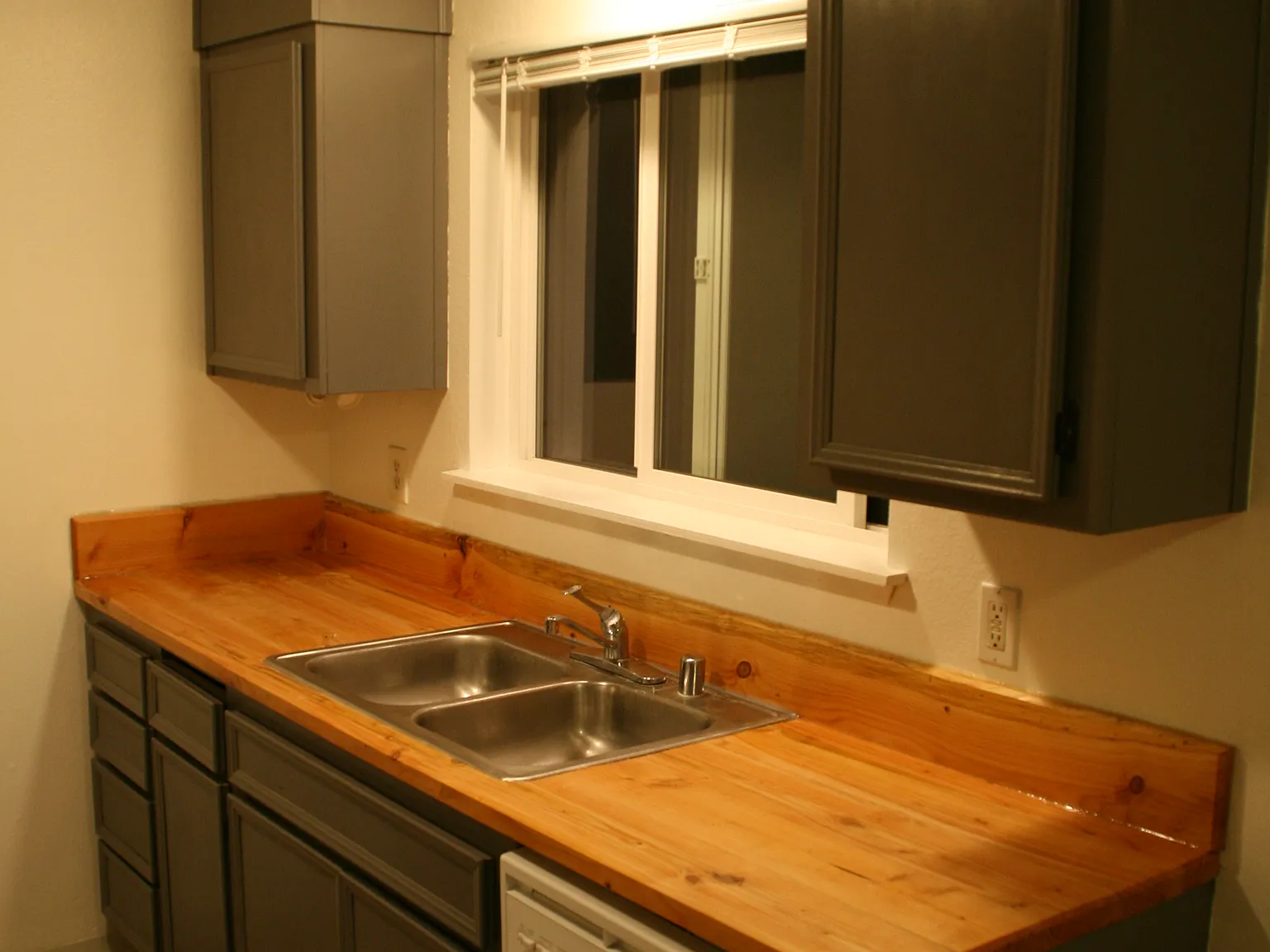 3 bed, 1.5 bath, 1500 sqft, $2,105 — Photo 1