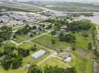 2 Magnolia Ave S, Anahuac, TX 77514