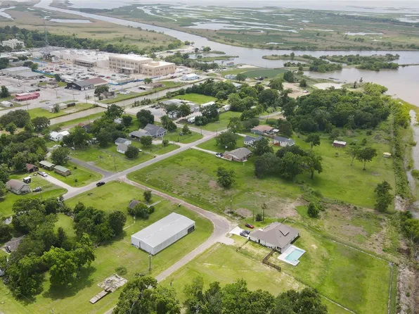 2 Magnolia Ave S, Anahuac, TX 77514