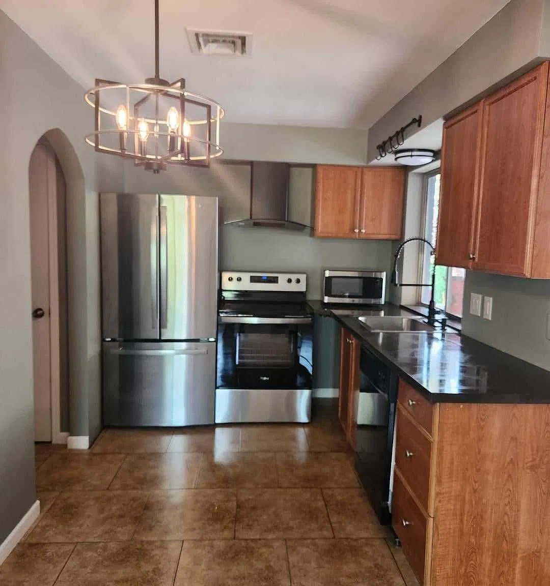 2 bed, 1.0 bath, 902 sqft, $1,600 — Photo 1