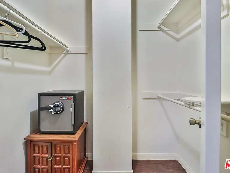 18100 Burbank Blvd #19 — Photo 12
