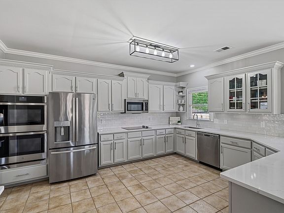 3rd image of 910 Hatton St