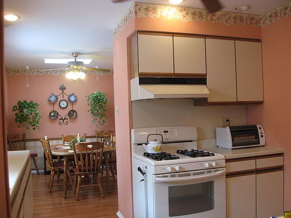 Eat in Kitchen w/Skylight