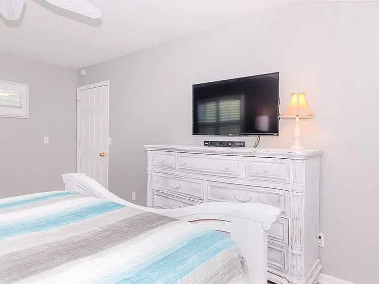 4031 NE Breakwater Dr — Photo 18