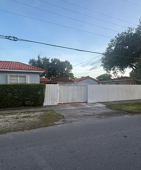 300 SW 55th Ave — Photo 6