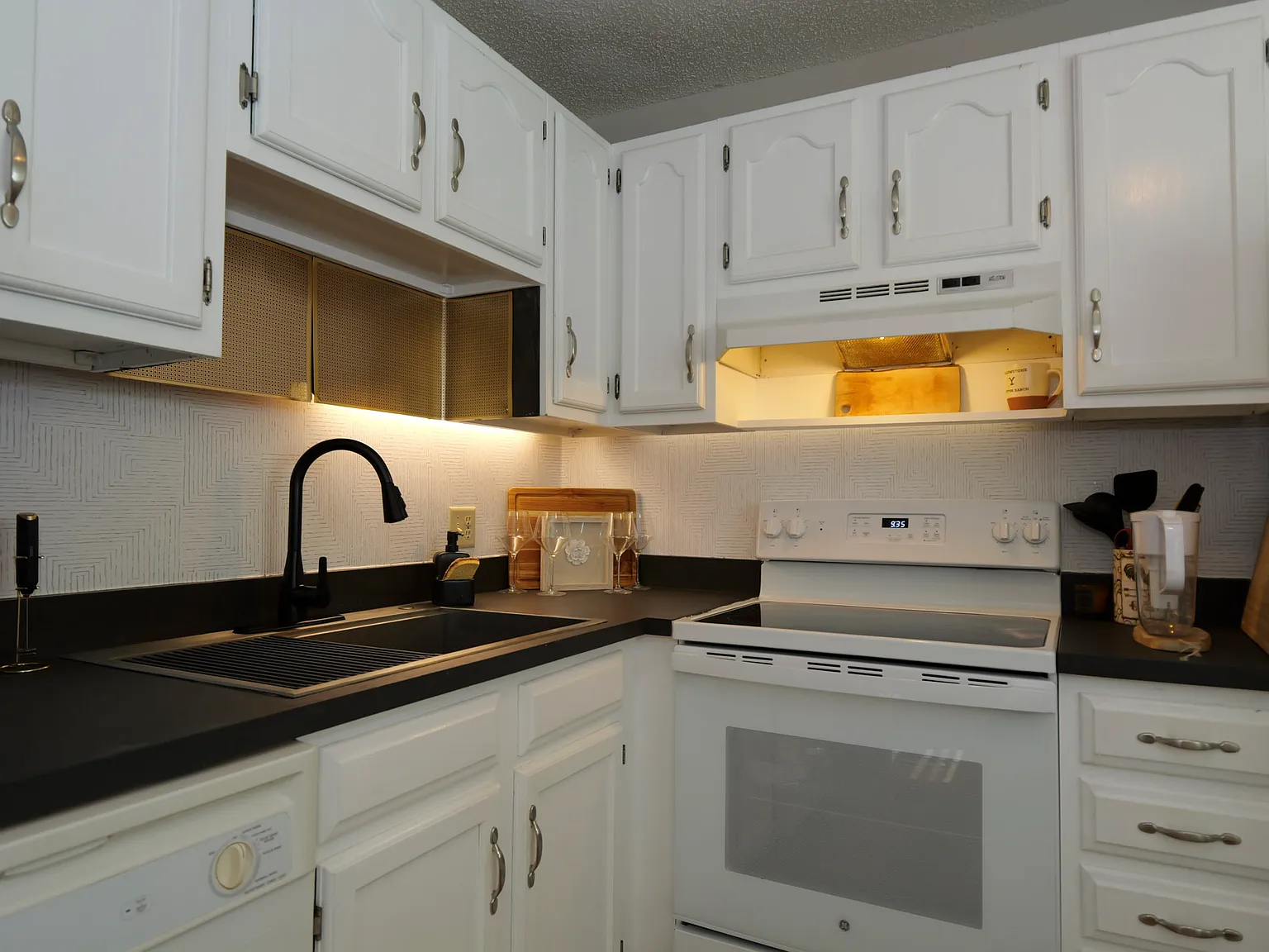 2 bed, 962 sqft, $1,800 — Photo 1