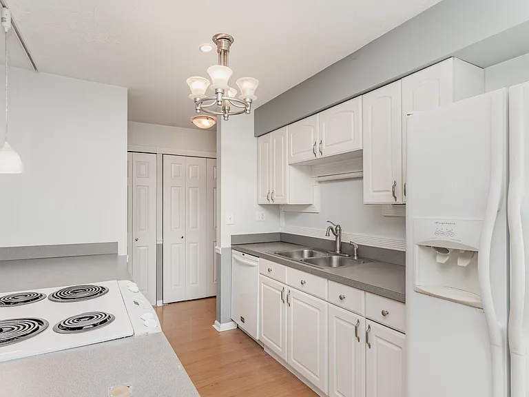 111 S Baybrook Dr — Photo 7