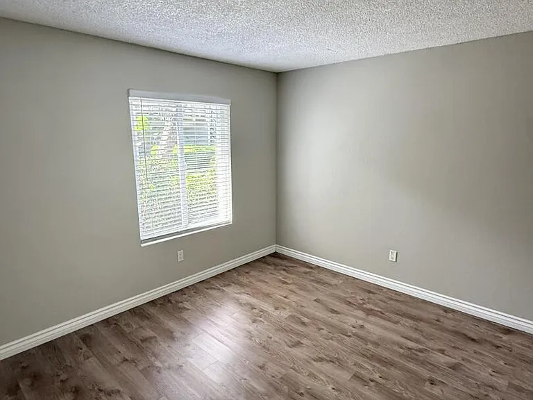 23732 Hillhurst Dr #73 — Photo 16