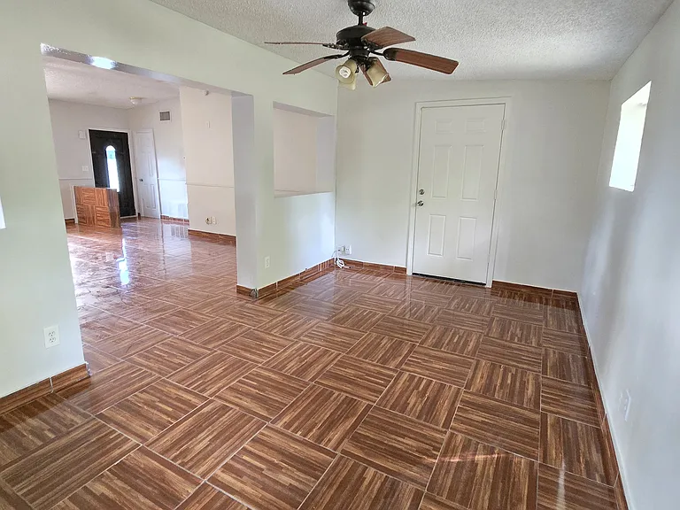 301 Hope Cir — Photo 3