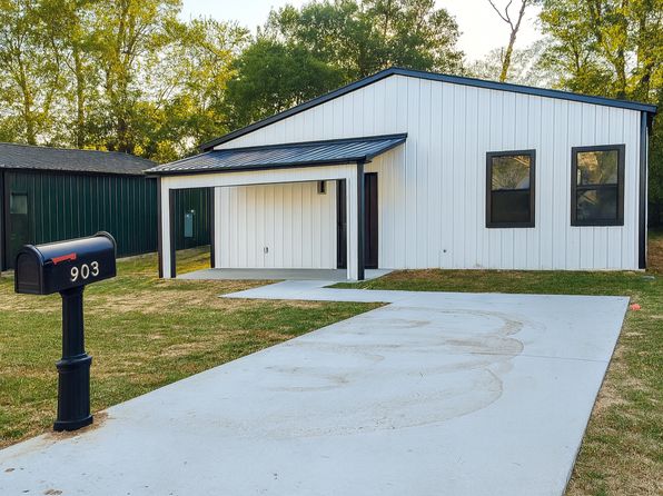 903 Peacock St