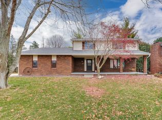 2207 Hedgewood Dr, Bloomington, IL 61704