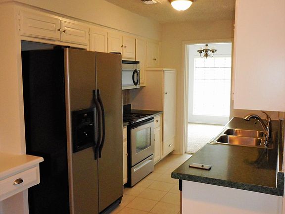 4th image of 827 Live Oak Dr