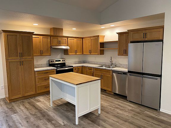 Kitchen with island & pantry