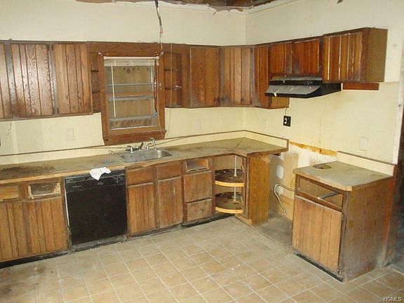 4th image of 19 Fairlawn Ave
