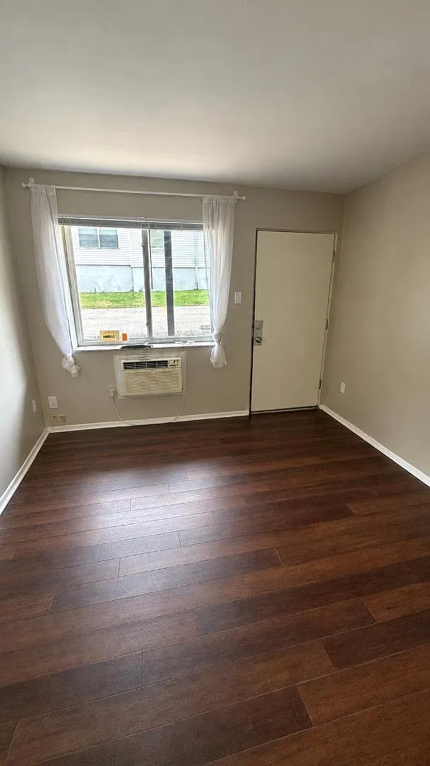 3320 Greenwood Blvd - 2 — Photo 3