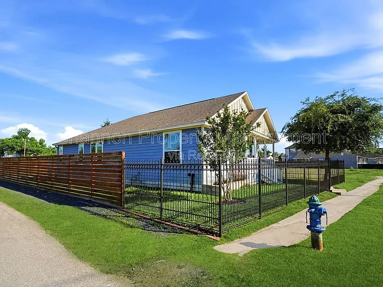 605 Dumble St — Photo 3