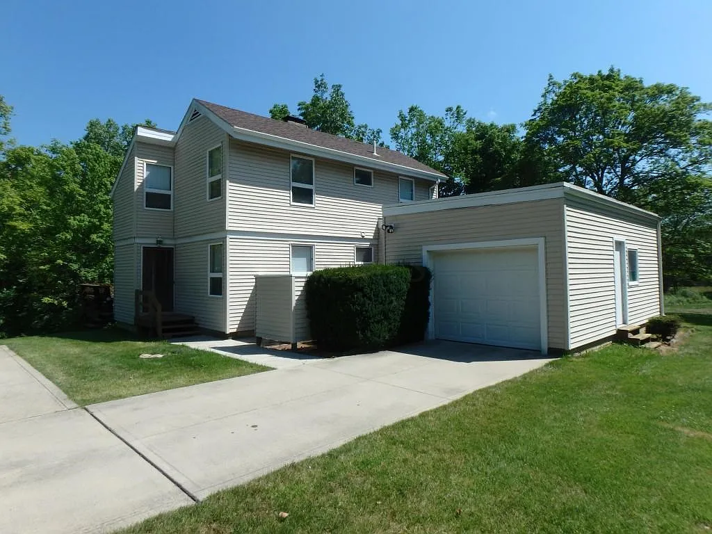 1660 Highland View Dr photo 1