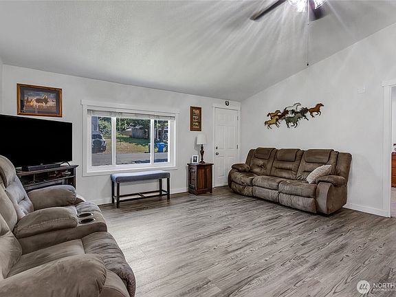 4th image of 16302 118th Avenue Ct E