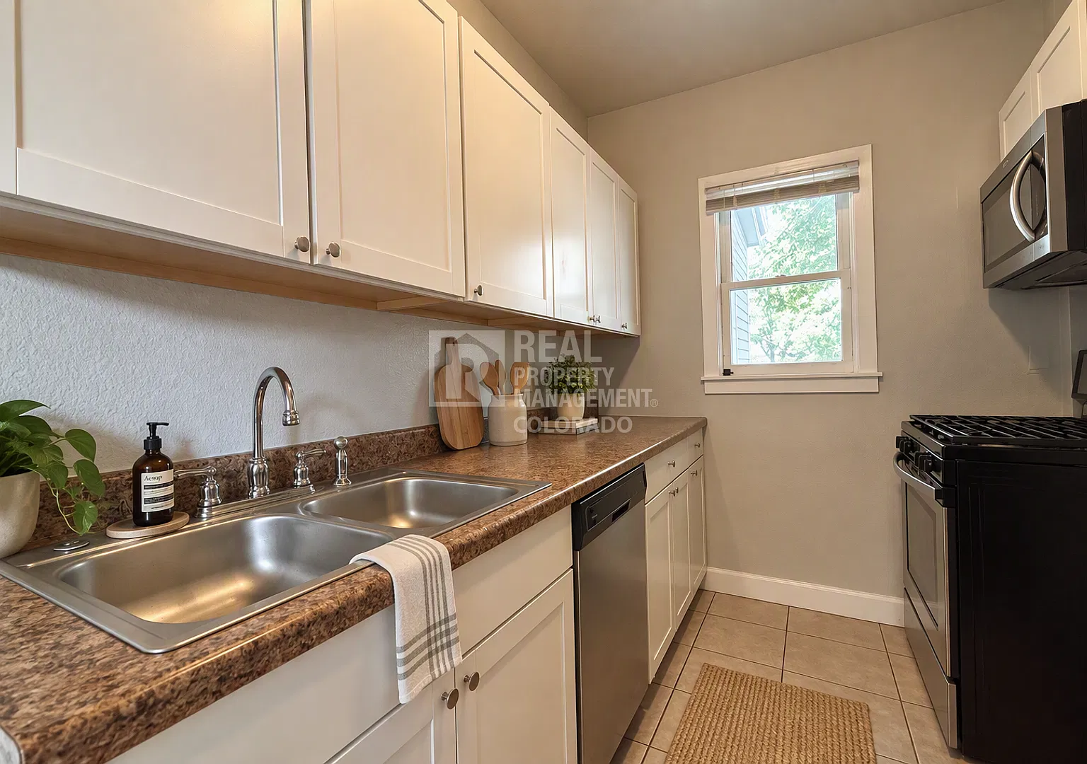 Downtown Colorado Springs Gem with Classic Charm — Photo 4