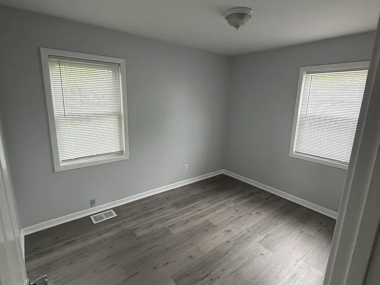 1726 Hosmer Ln — Photo 9