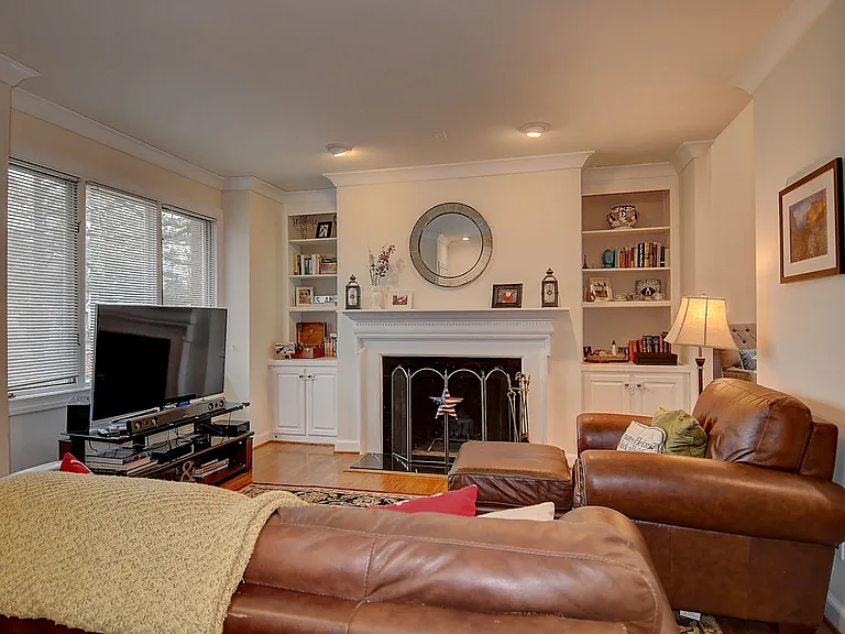 1301 Llewellyn Ave — Photo 3