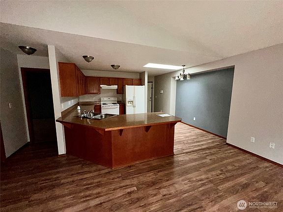 4th image of 2022 201st Street E