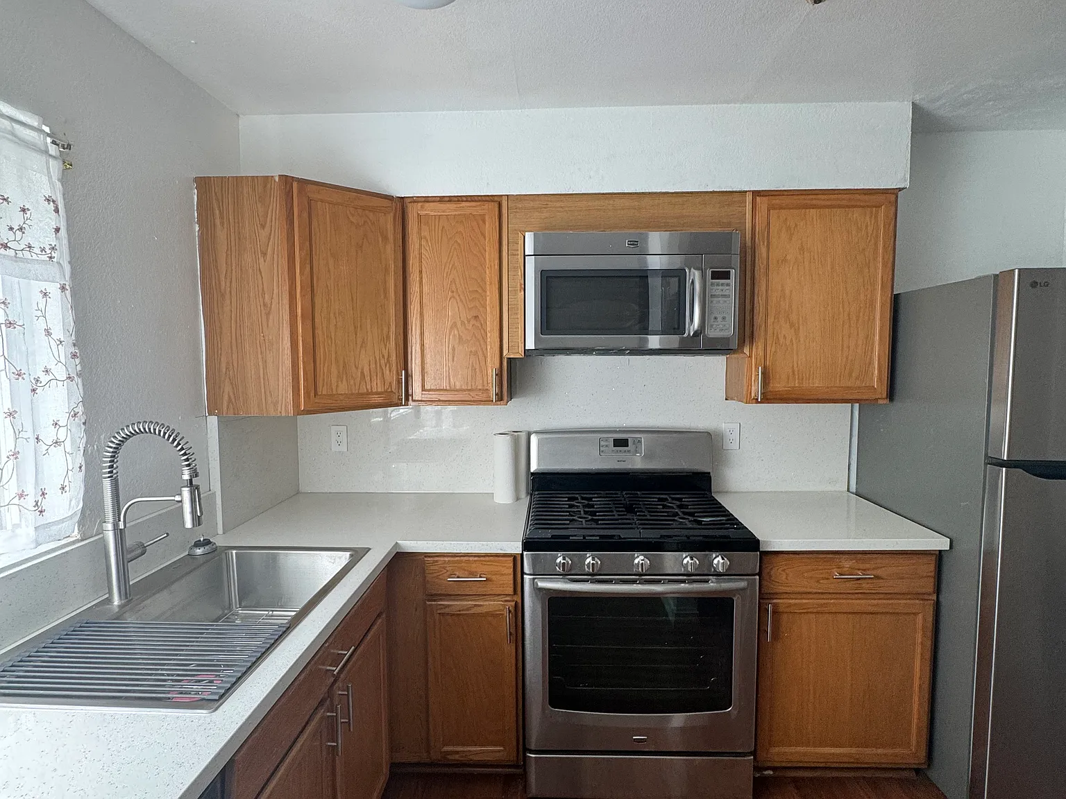 2 bed, 1.5 bath, 1024 sqft, $2,700 — Photo 3