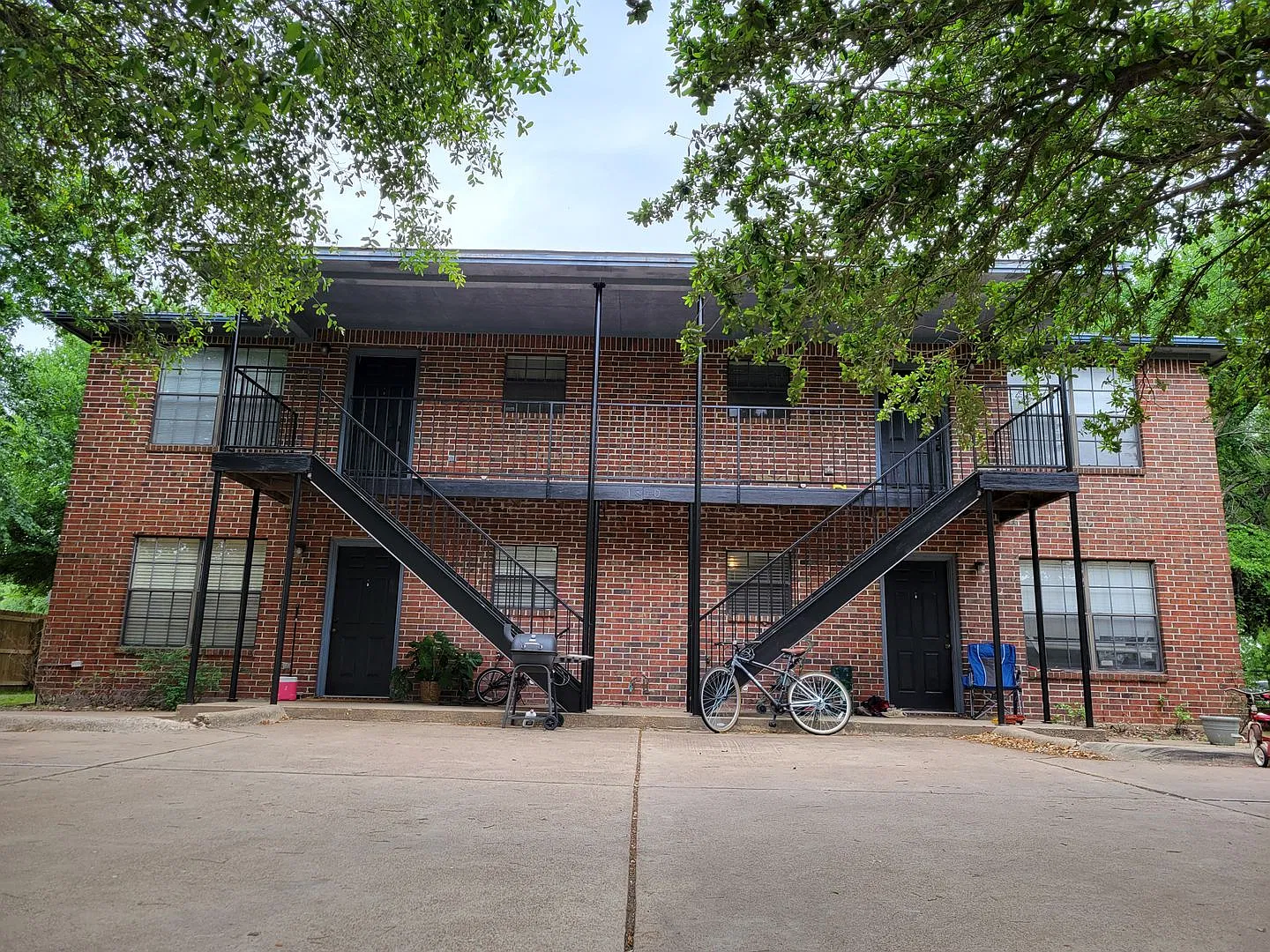 College Station, 3 bedroom / 2 bath fourplex on East Holleman with Washer/Dryer — Photo 1
