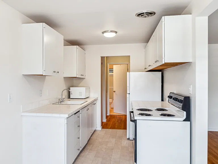 570 Ward St — Photo 12
