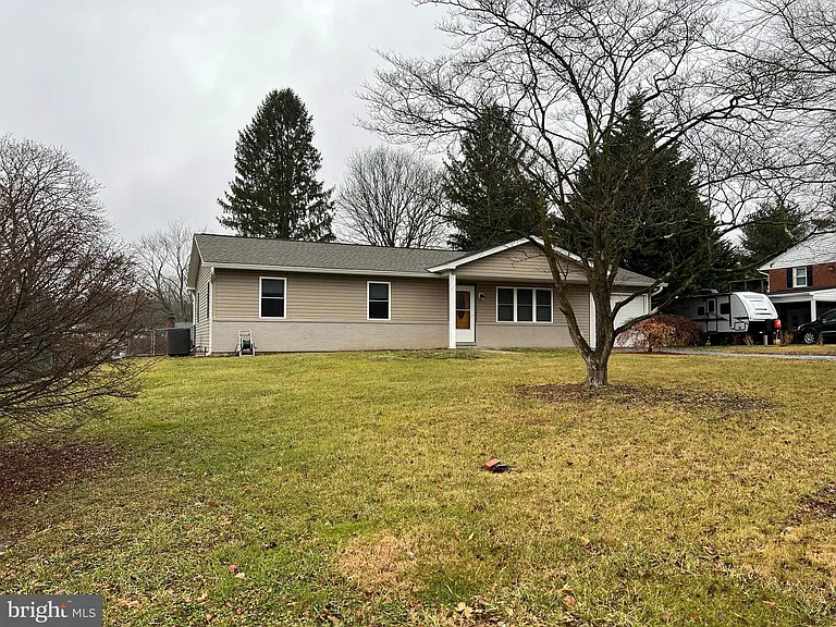 810 Wisteria Dr — Photo 3