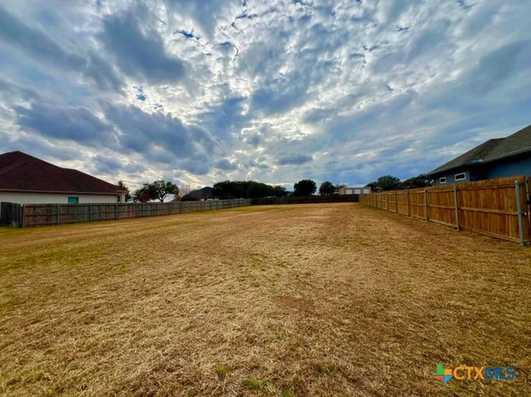 648 Oak Creek Pkwy, Seguin, TX 78155