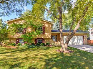 1940 Brentwood Ln E, Wheaton, IL 60189