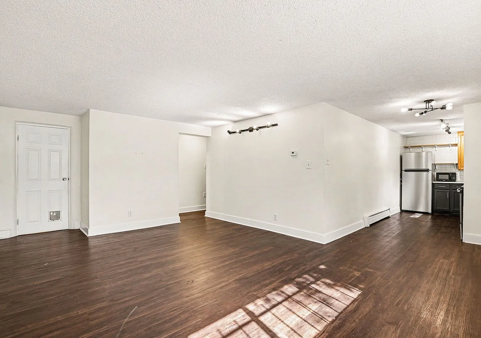 Charming 2-Bedroom Condo in a Prime Location - Cheesman Park! **Move-In Special** — Photo 2