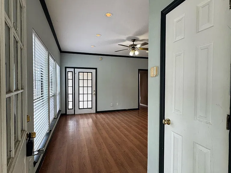 201 E Windsor Dr — Photo 2