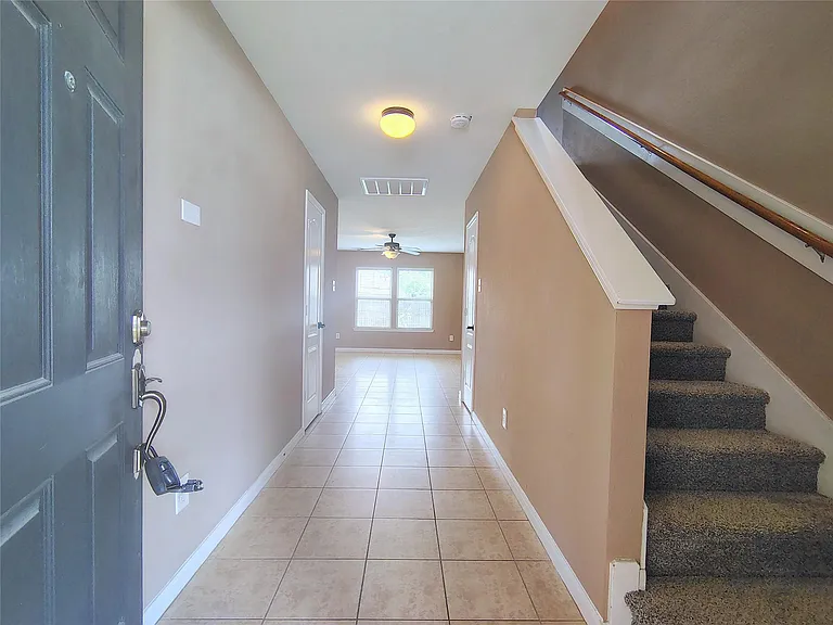 1206 Larks Trace Ln — Photo 2