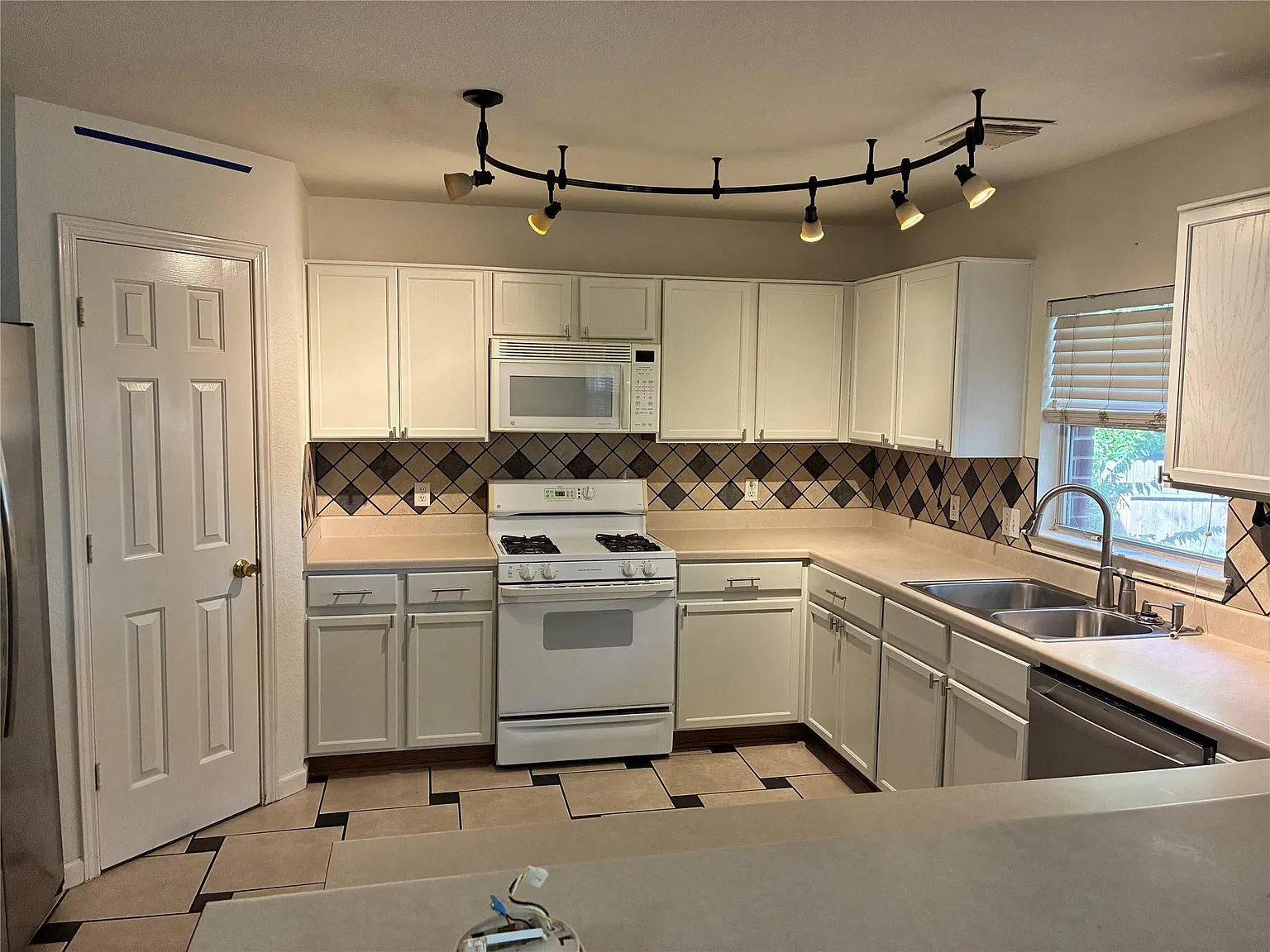 4 bed, 2.5 bath, 2900 sqft, $2,200 — Photo 2