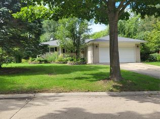 6039 Walker Dr, Troy, MI 48085