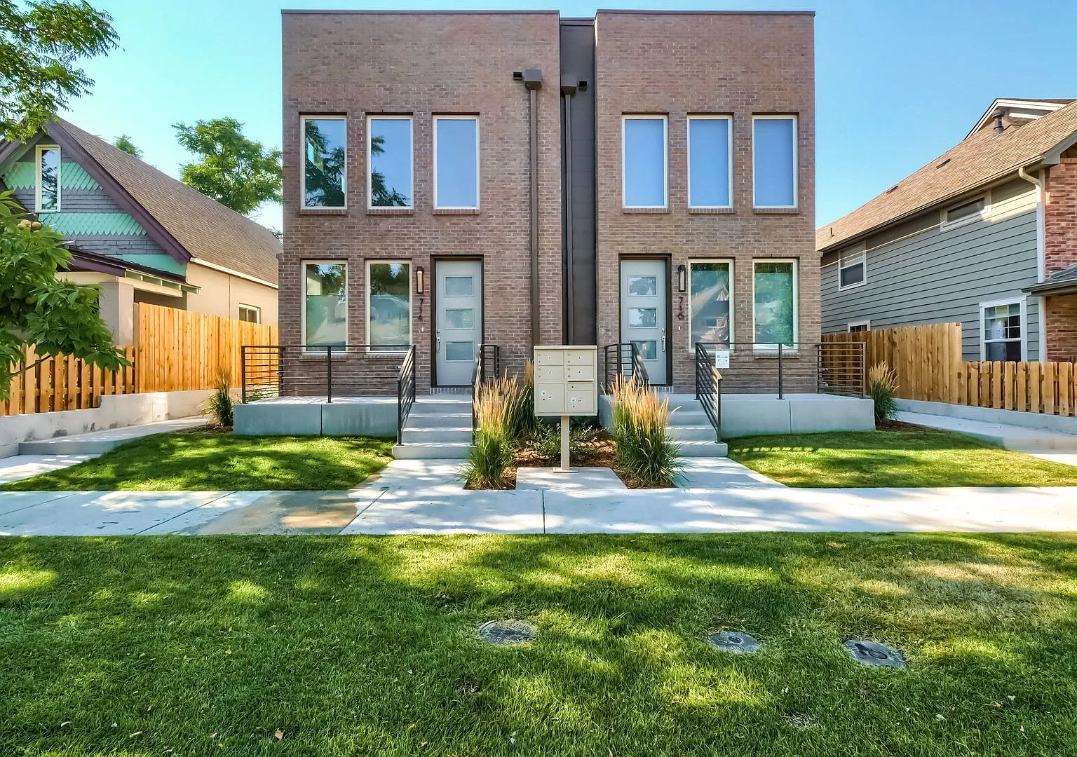 ** Incentives** 3 bedroom / 3.5 bath Townhome + 2 Large Flex Spaces & Spacious Roof Top Deck! — Photo 2