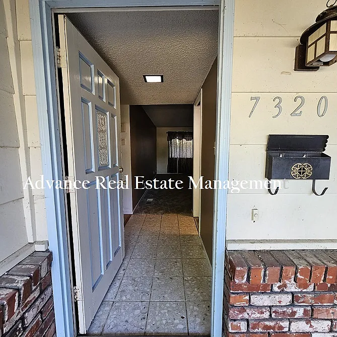 7320 South Land Park Drive - 1 — Photo 2