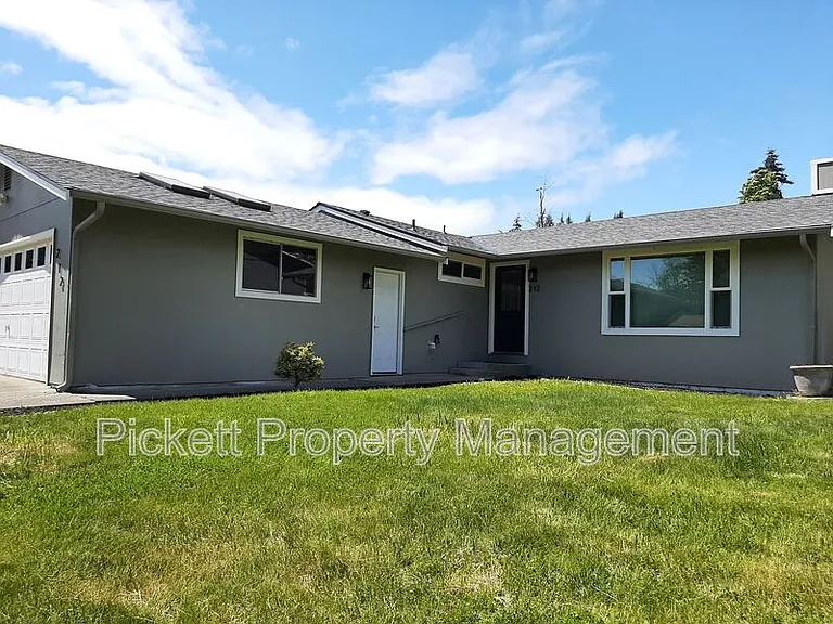 212 NE Torval Canyon Rd — Photo 2
